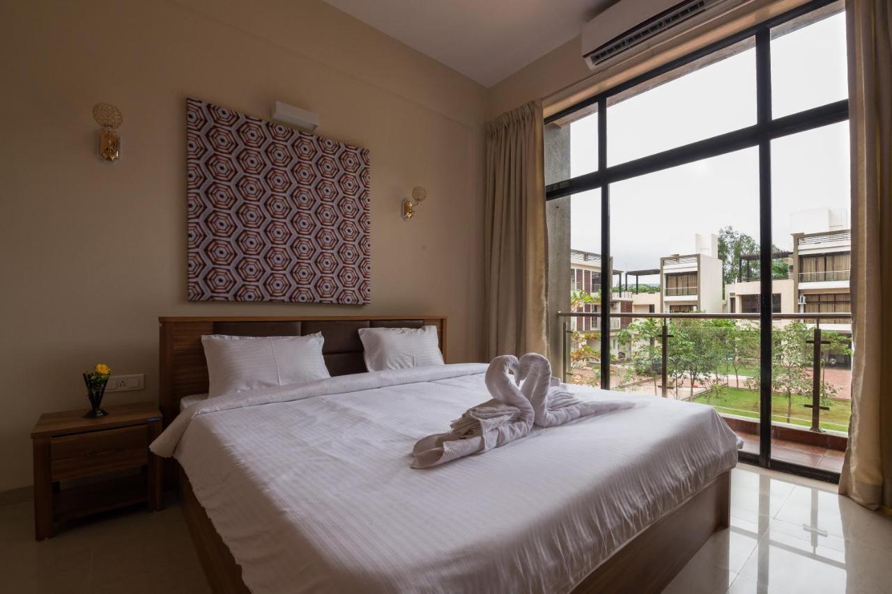 Stayvista'S Greenwoods Villa 10 - City-Center Villa With Private Pool, Terrace, Lift & Carrom Board Lonavala Ngoại thất bức ảnh